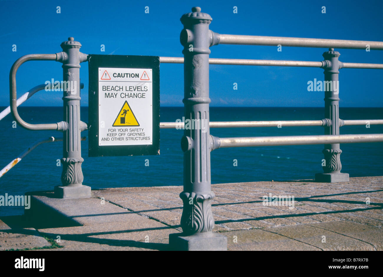 Attention : 'Beach élevés peuvent changer - Pour votre sécurité, restez à l'écart des éperons et autres structures' Banque D'Images