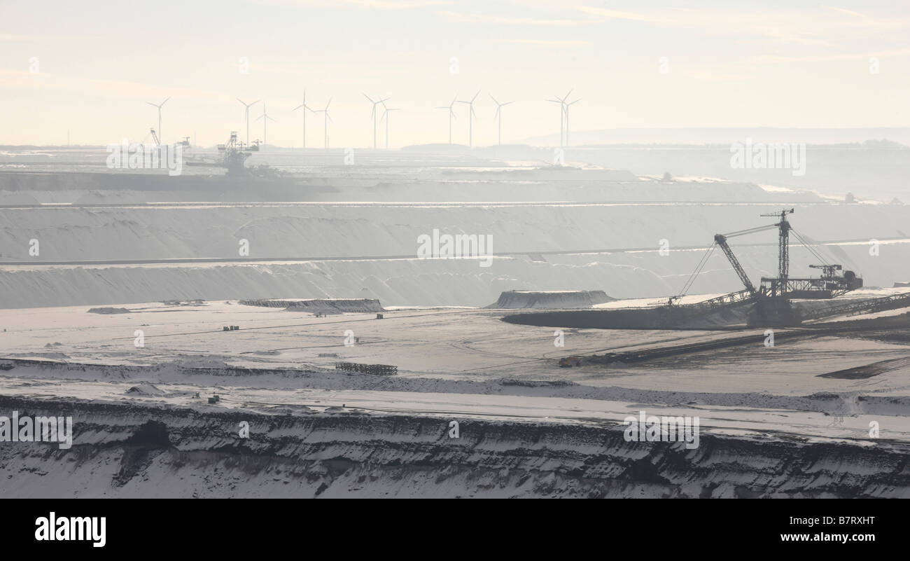 Garzweiler, Braunkohletagebau, Landschaft im Schnee, Im Hintergrund Windräder Banque D'Images