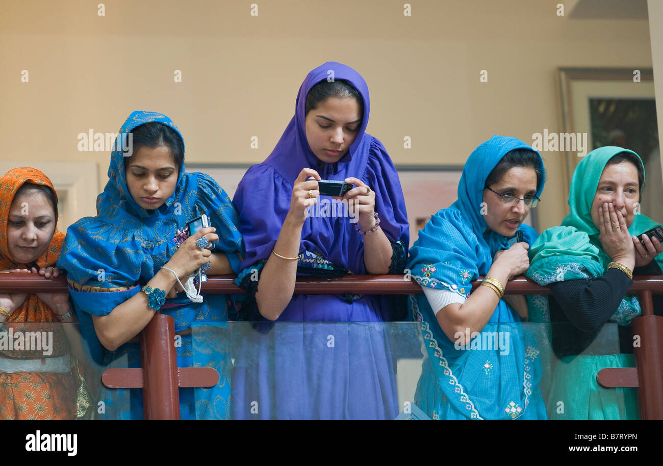 Les femmes portant des couleurs traditionnelles et décorées ridas dans la mosquée Bohra Dawoodi Northolt, Londres, , Banque D'Images