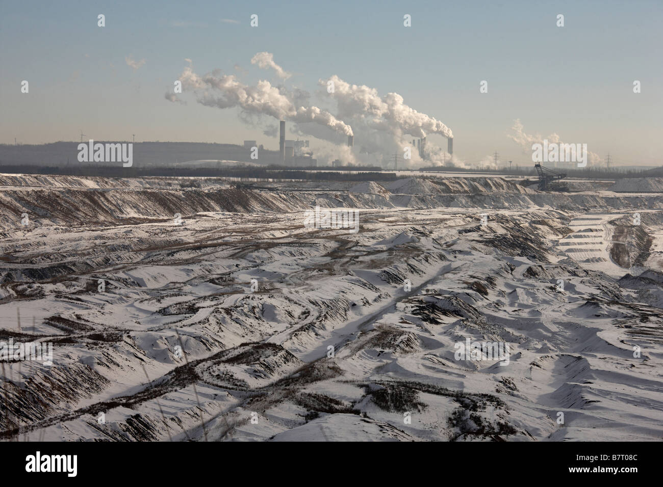 Garzweiler, Braunkohletagebau, Landschaft im Schnee, Im Hintergrund Kraftwerk Banque D'Images