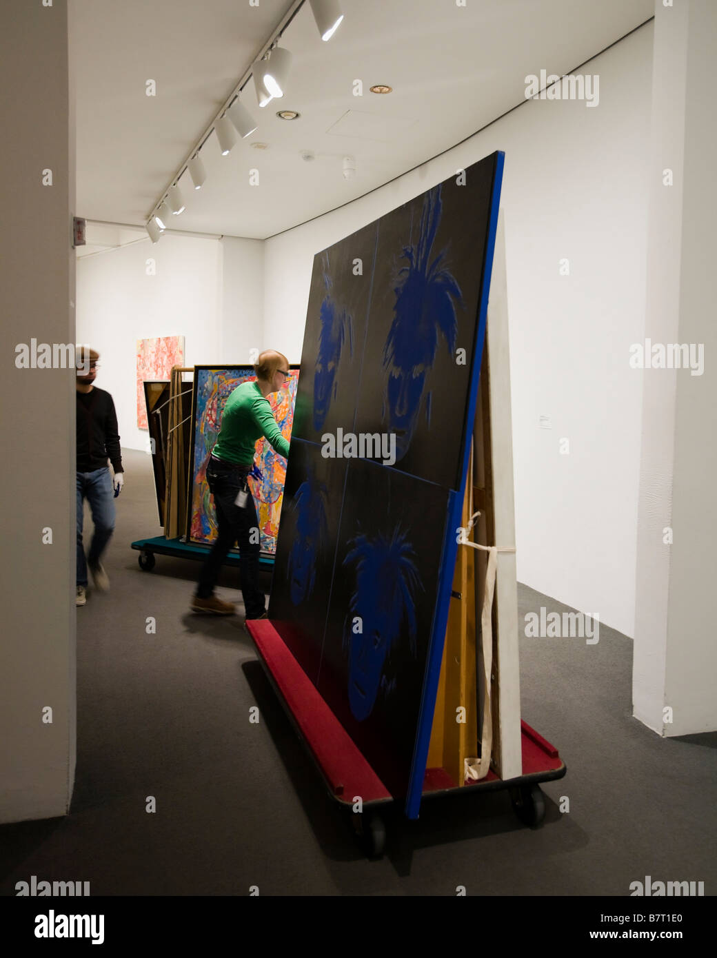 Pièces d'art en mouvement sur dollies in fine-art museum - USA Banque D'Images