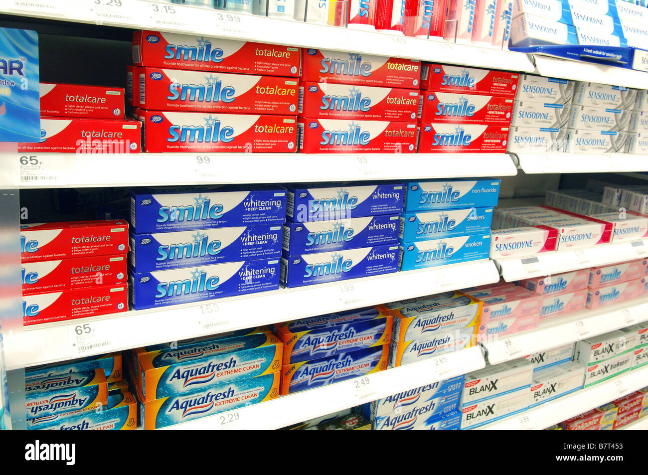Lignes de dentifrice 'smile' principalement un produit de la marque Boots the Chemist à vendre à Boots the Chemist. Banque D'Images