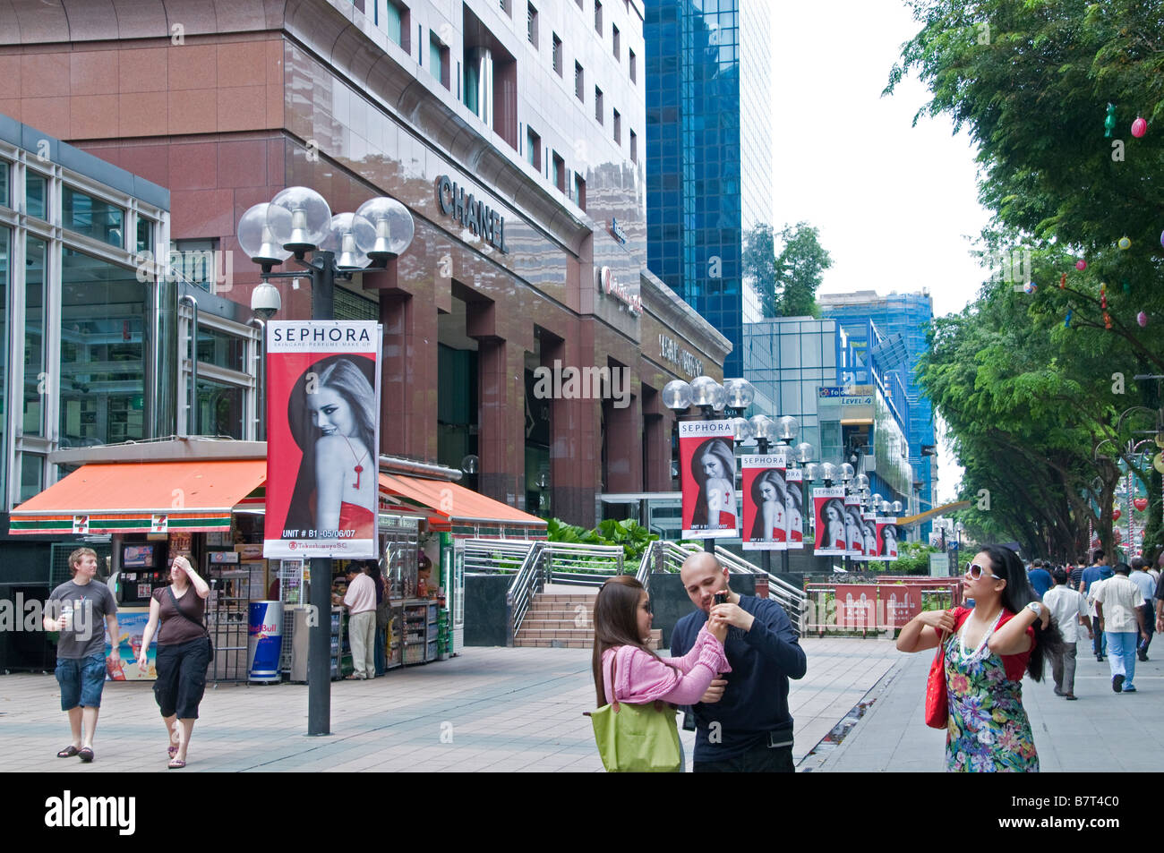 Ngee Ann City Singapore Orchard road personnes mode moderne centre commercial de luxe magasin magasins boutiques boutique Banque D'Images