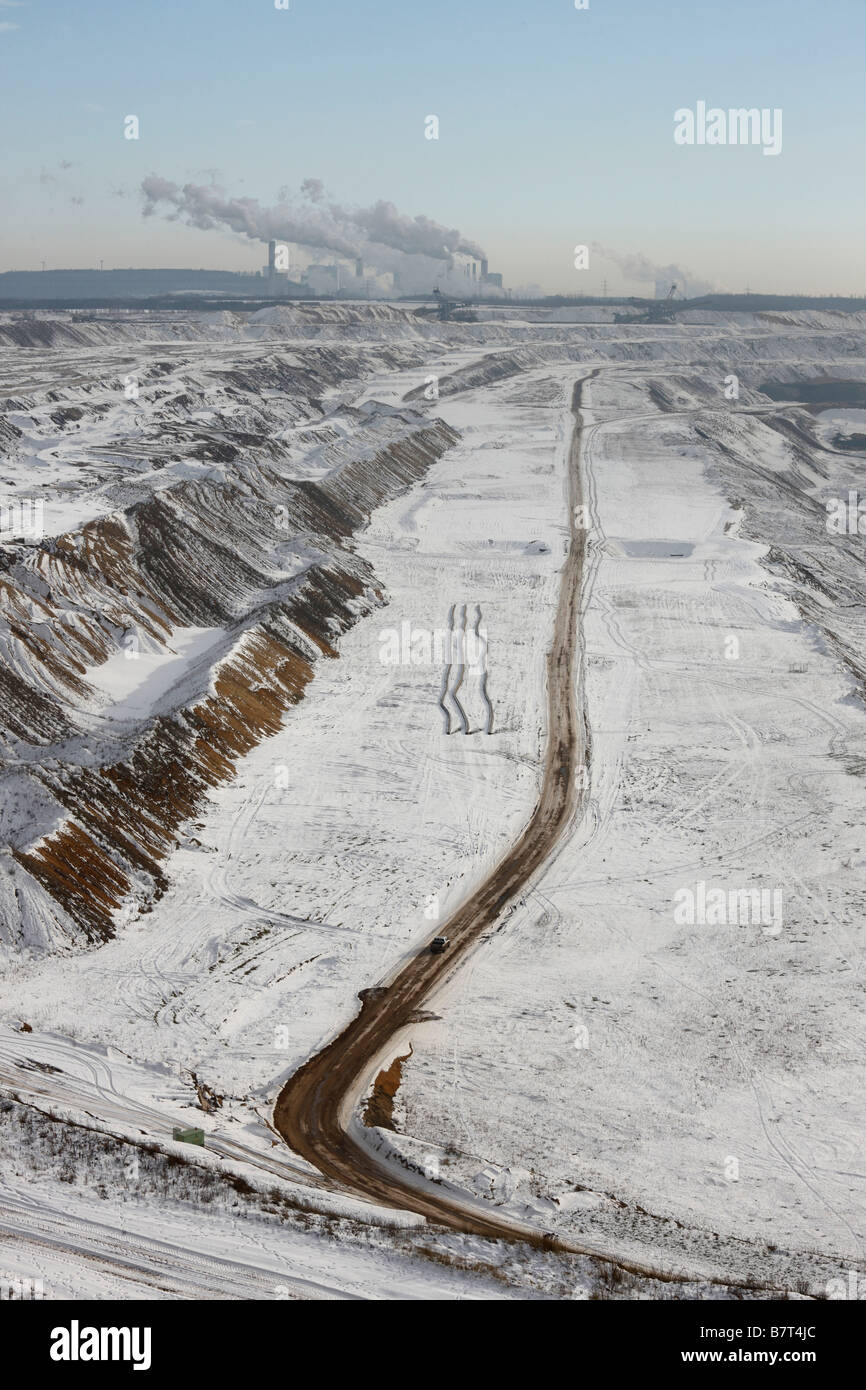 Garzweiler, Braunkohletagebau, Landschaft im Schnee, Im Hintergrund Kraftwerk Banque D'Images