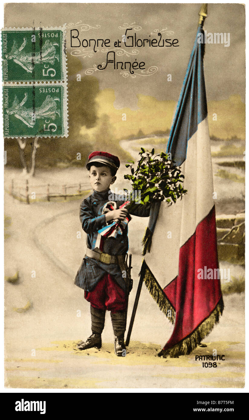 Vers 1916 Le Français 'Bonne Année' Carte postale représentant jeune holding drapeau tricolore et Mistletoe - France. Banque D'Images