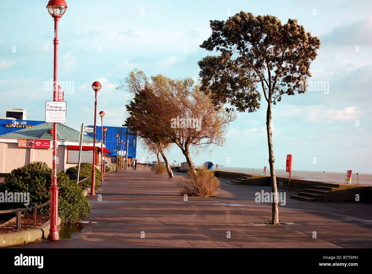 Jour de vent froid le long de promenades en bord de mer Banque D'Images