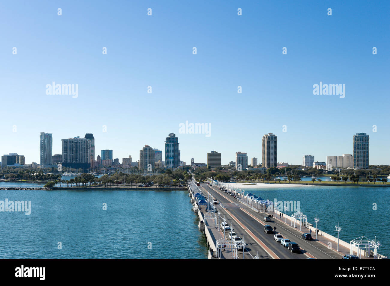 Vue sur le centre-ville de St Petersburg Pier, Saint-Pétersbourg, la Côte du Golfe, Florida, USA Banque D'Images