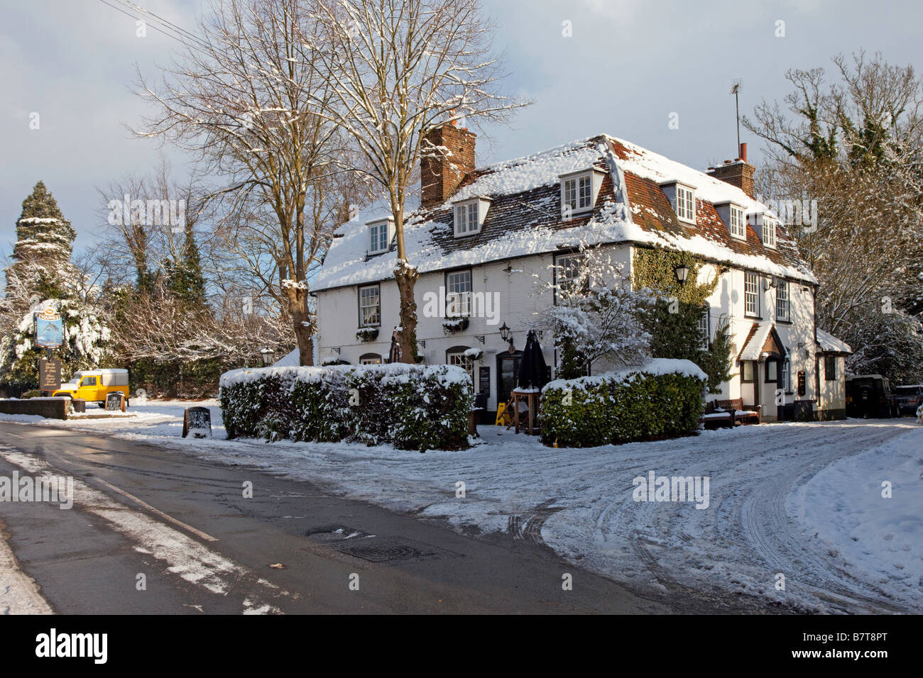 Le Dolphin Inn Betchworth Surrey dans la neige Banque D'Images