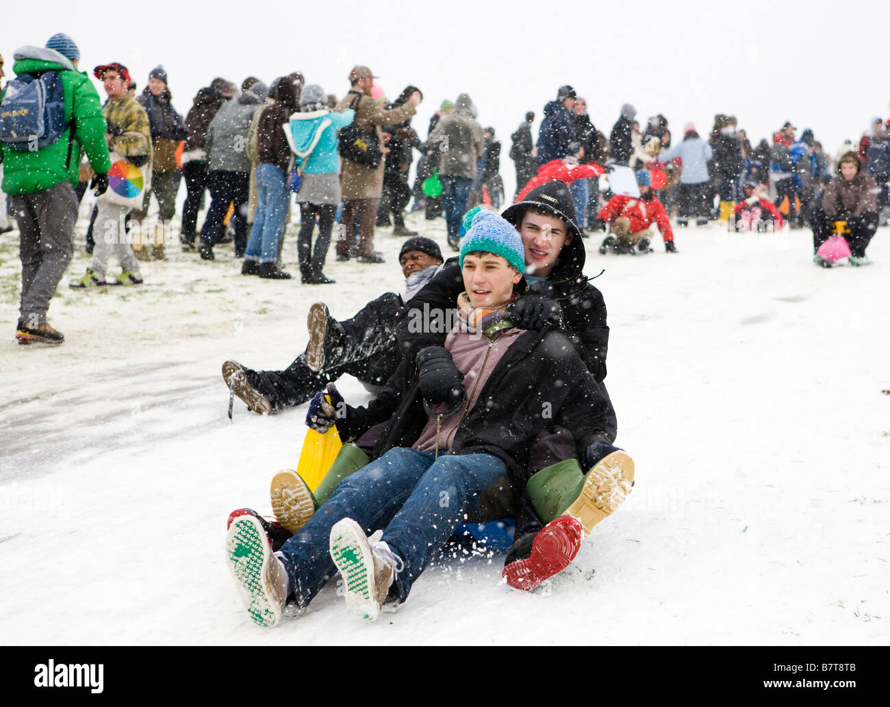 Les enfants dans un toboggan Hampstead Heath Londres UK Europe Banque D'Images