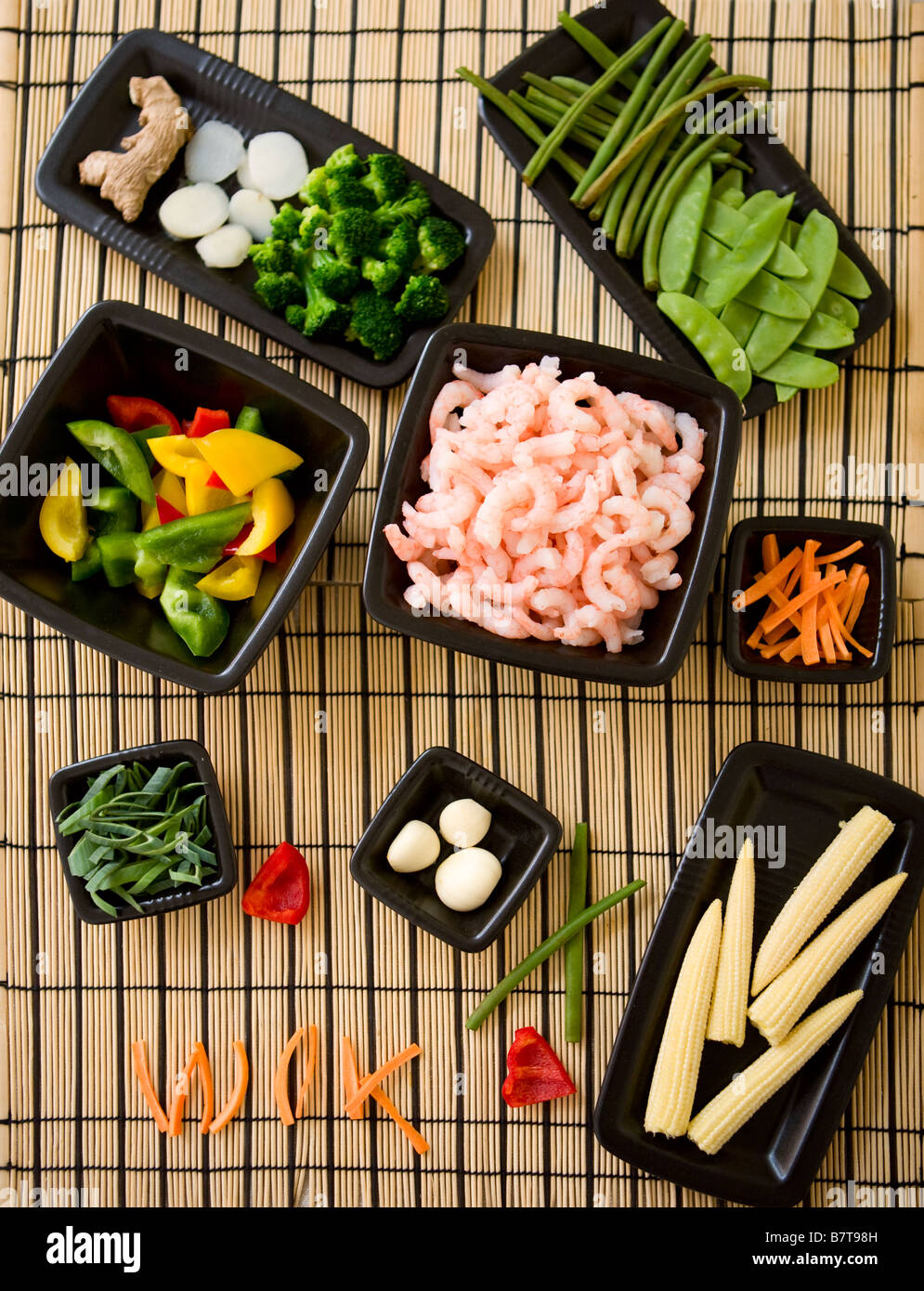 Ingrédients pour Wok de légumes fraîchement coupés préparés pour la cuisson  Photo Stock - Alamy