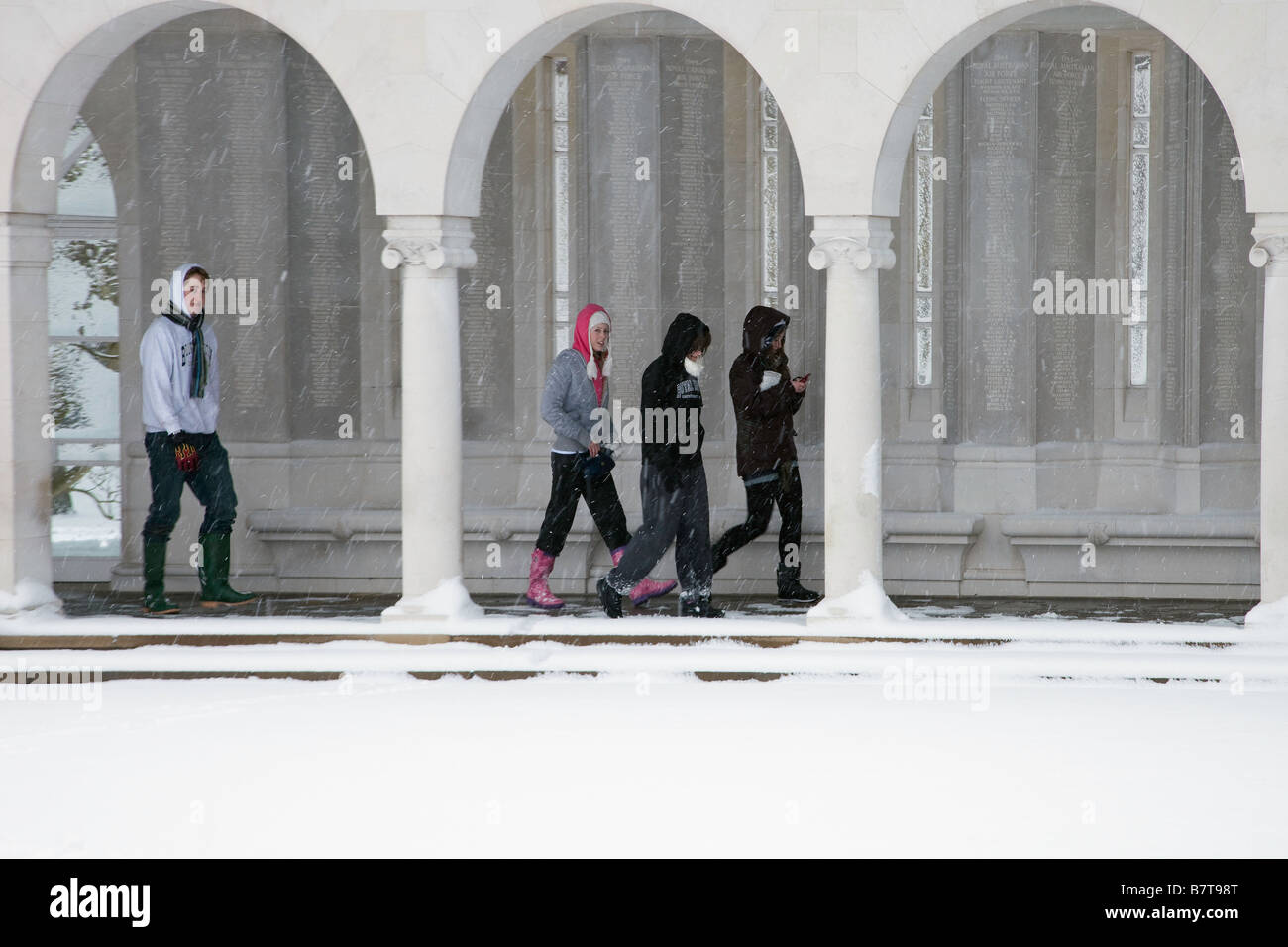 Les forces de l'air Runnymede Memorial - Les jeunes au cloître - Mobile Phone - Snow Banque D'Images