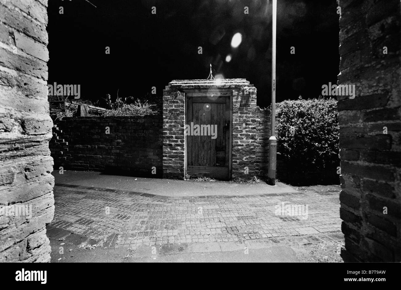Vue latérale de l'Église 'pavées à pied' dans Tenbury Wells dans la nuit autour d'un 'secret garden' comme porte Banque D'Images