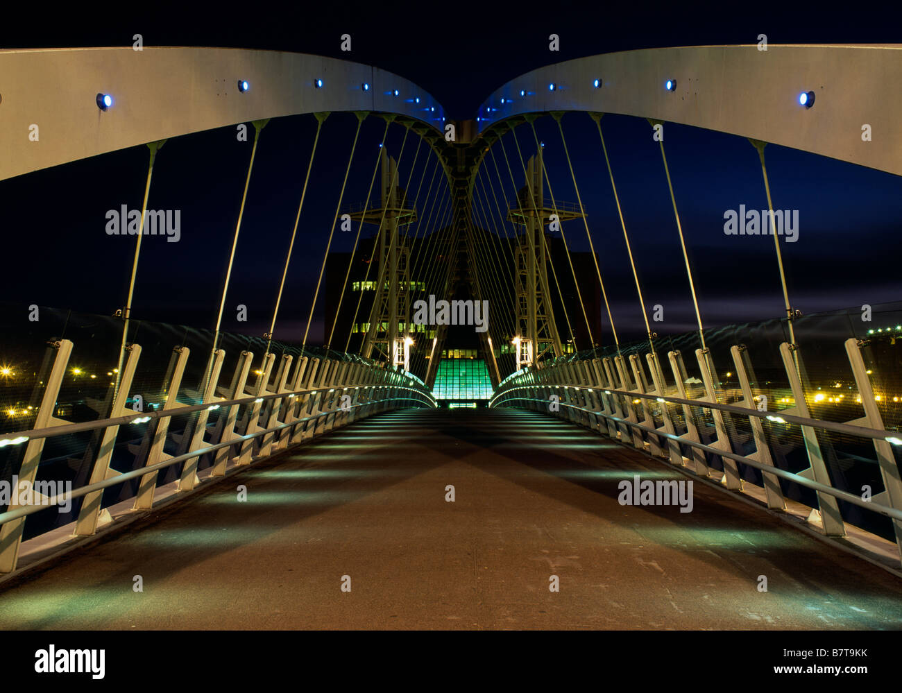 Pont de Lowry, Salford Quays, Manchester, Royaume-Uni, la nuit Banque D'Images