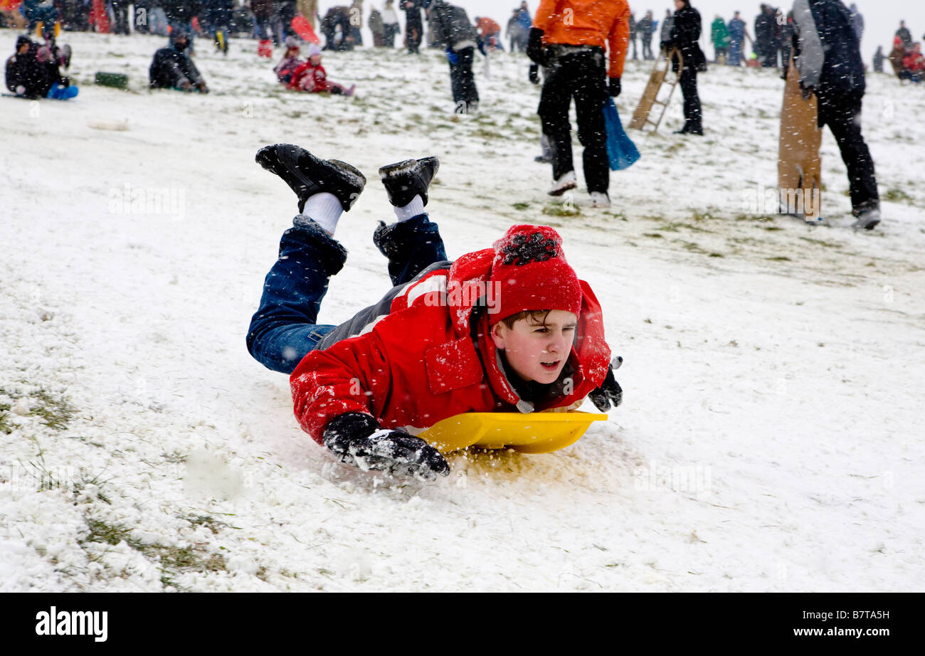 Les enfants dans un toboggan Hampstead Heath Londres UK Europe Banque D'Images