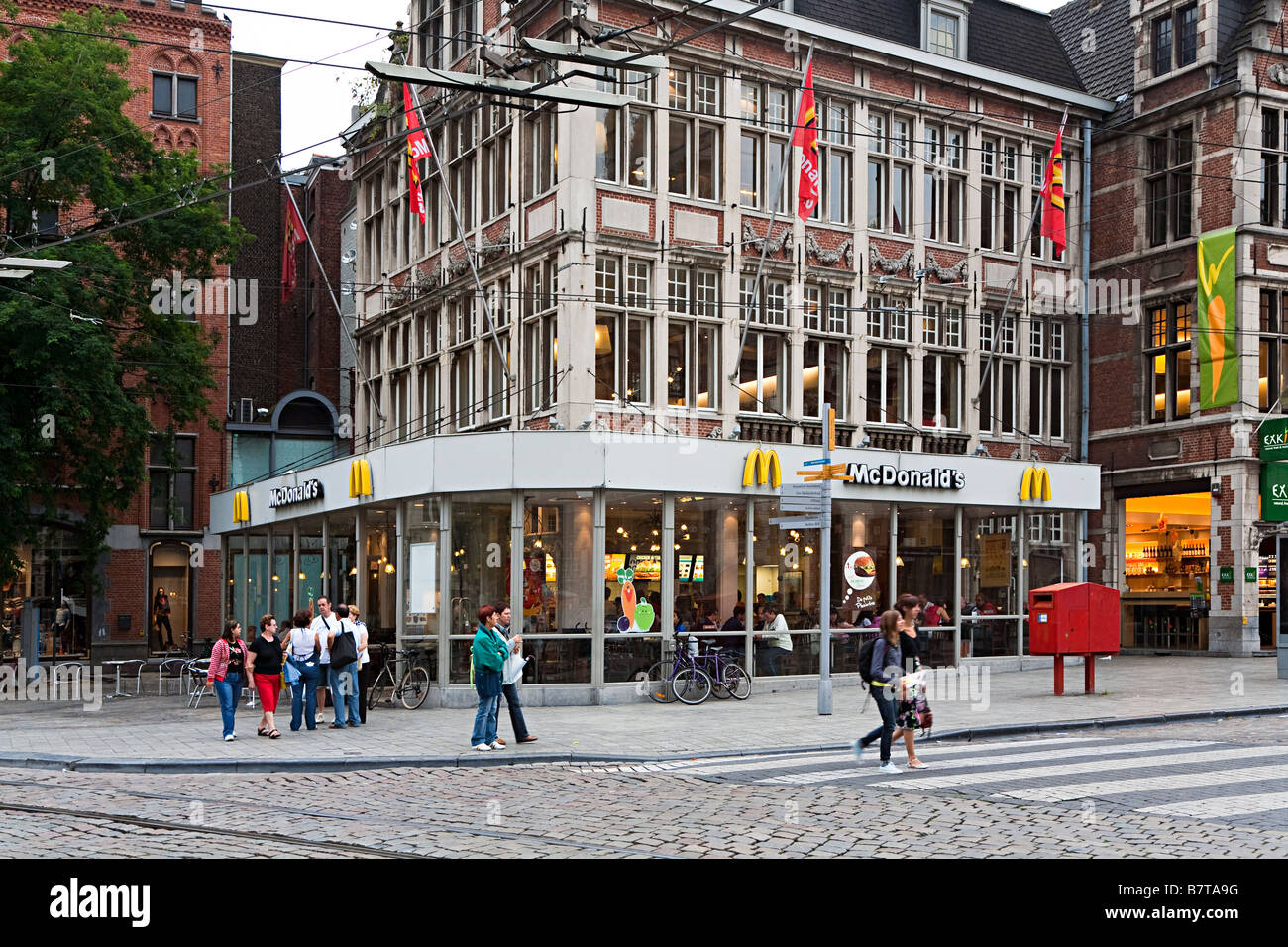 Les gens de rue en dehors d'un restaurant Mcdonald's, avec de nouveaux et de vieux bâtiments Gand Belgique Banque D'Images