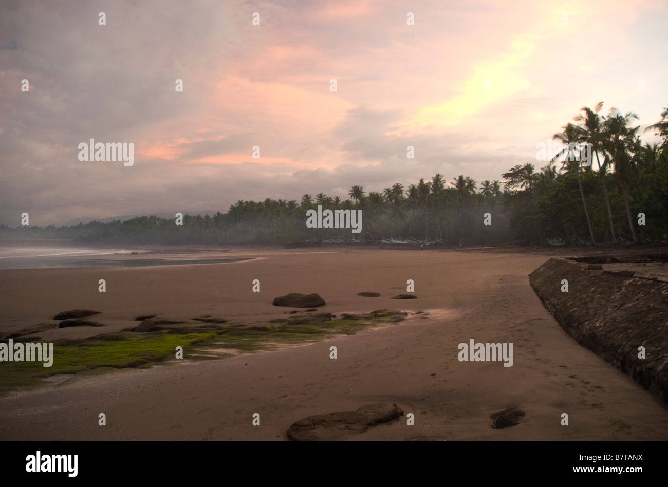 L'aube sur une plage dans l'ouest de Bali Banque D'Images