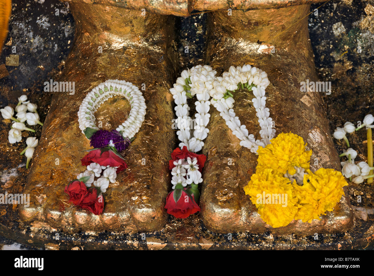 Wat Intharavihan offrant des fleurs dans le district de Dusit temple de Bangkok en Thaïlande Banque D'Images
