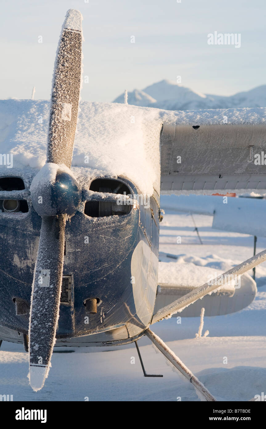 La neige a couvert la roue de profondeur Cessna 170, avion Merrill Field, Anchorage, Alaska Banque D'Images