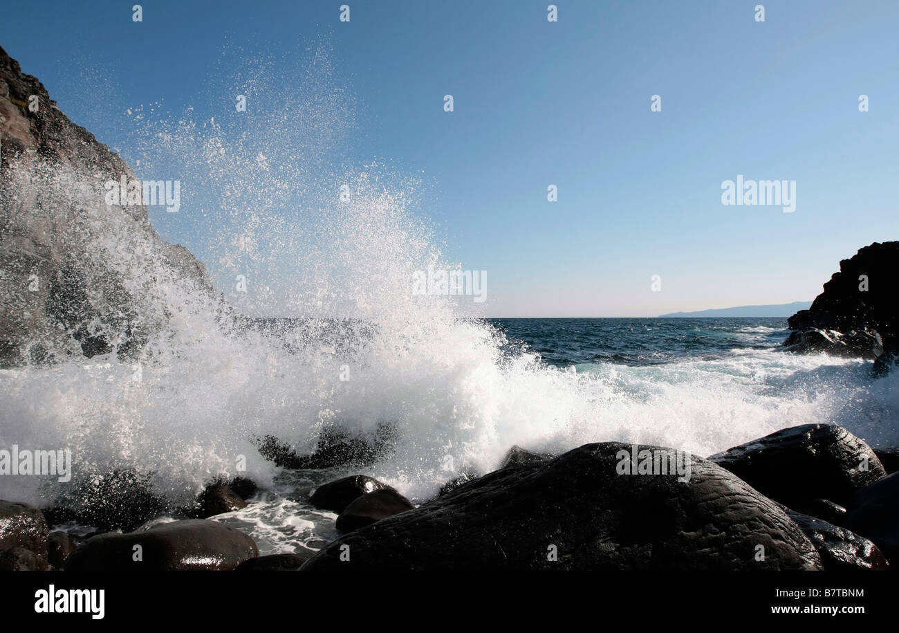 Les vagues déferlent sur la plage près de Jogasaki sur la péninsule d'Izu au Japon Banque D'Images