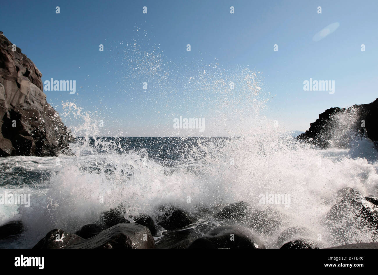 Les vagues déferlent sur la plage près de Jogasaki sur la péninsule d'Izu au Japon Banque D'Images