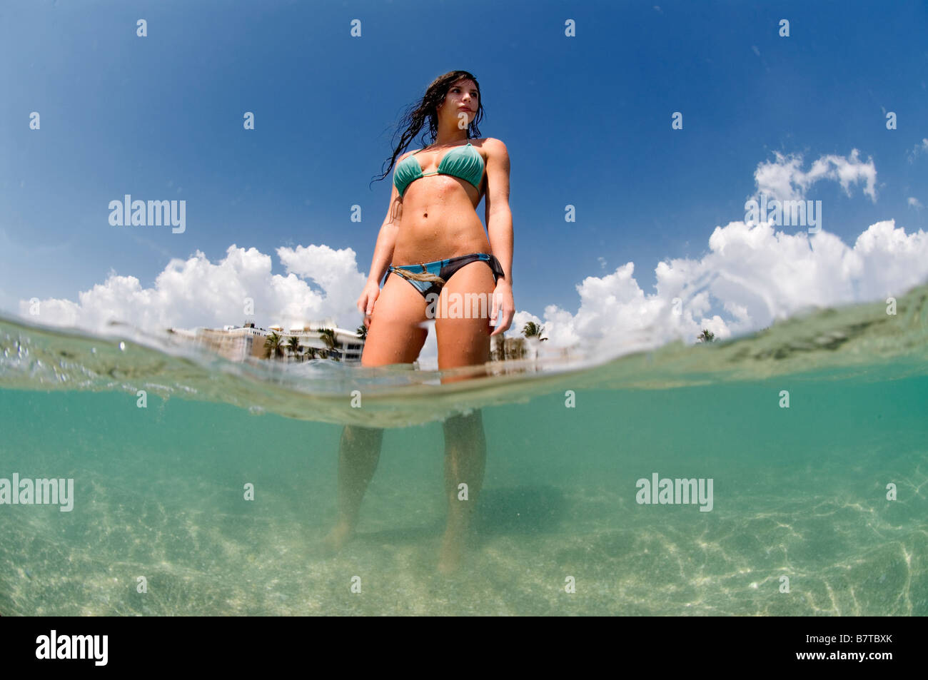 Girl standing at water's edge Palm Beach Florida Banque D'Images