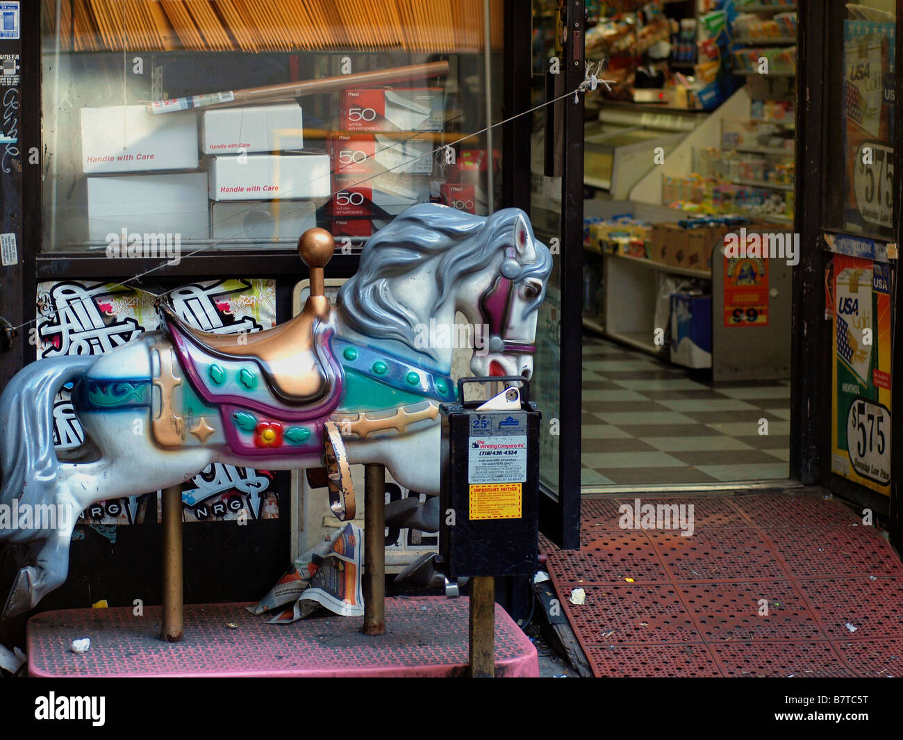 Porte et d'une devanture de bodega dans le Queens, New York. Banque D'Images