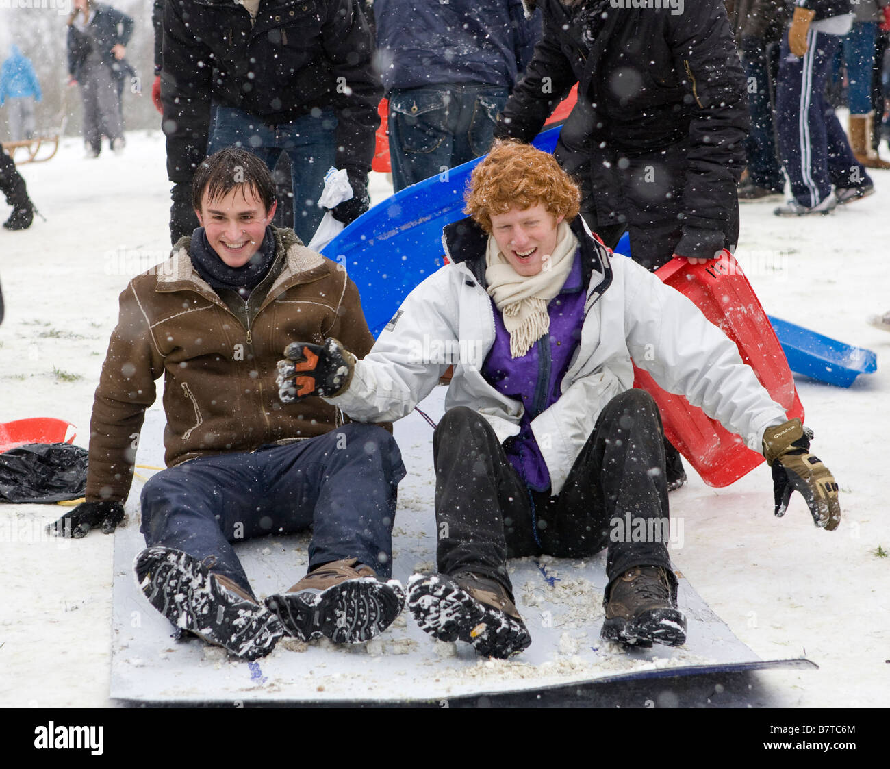 Les enfants dans un toboggan Hampstead Heath Londres UK Europe Banque D'Images