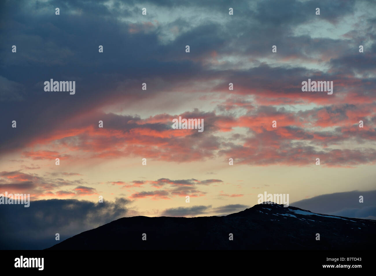 Coucher Soleil nuages rouges sur un Trangdale Mountain au nord-ouest de la Norvège Banque D'Images