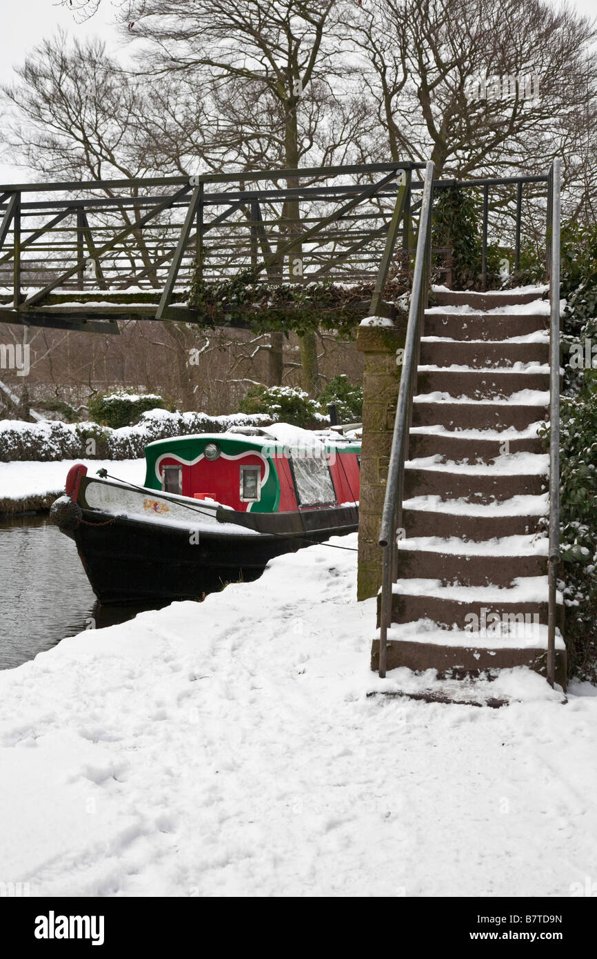 Pont sur le canal de la forêt de pointe à l'entrée du bassin de bugsworth Banque D'Images