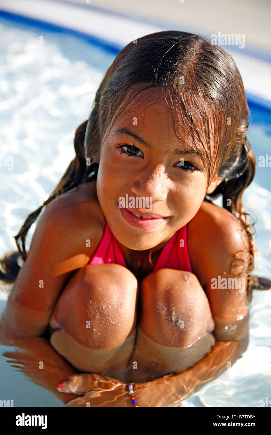 Fille jouant dans une piscine publique meneffe Valley dans le comté de Riverside en Californie MR Banque D'Images