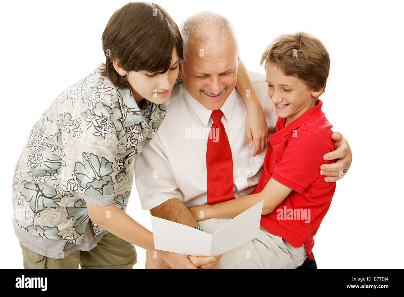Deux adorables garçons donnant leur père une carte de vœux parfait pour la Fête des pères ou une occasion spéciale Banque D'Images