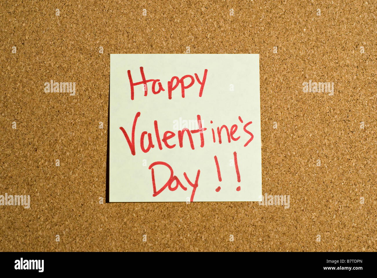 Post-it ou mémo sur un panneau de liège qui dit Bonne Saint-Valentin ! Banque D'Images