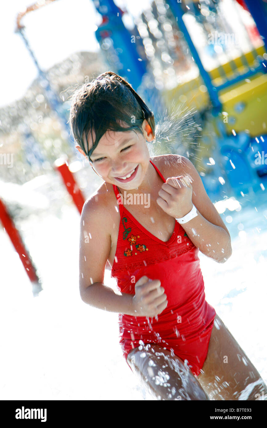 Fille jouant dans une piscine publique meneffe Valley dans le comté de Riverside en Californie Banque D'Images