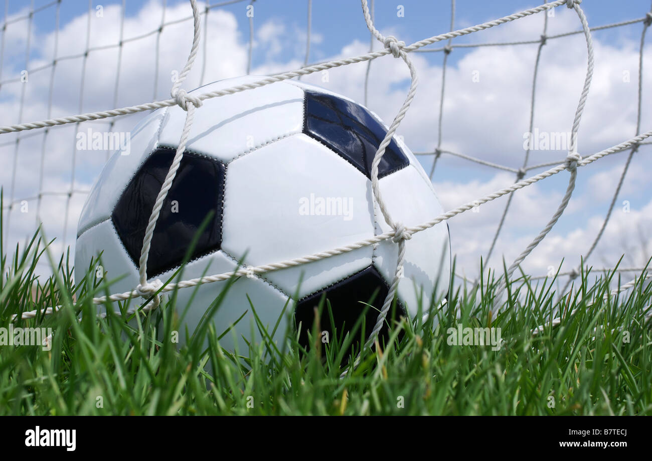 Buts de soccer en net objectif contre le ciel bleu Banque D'Images