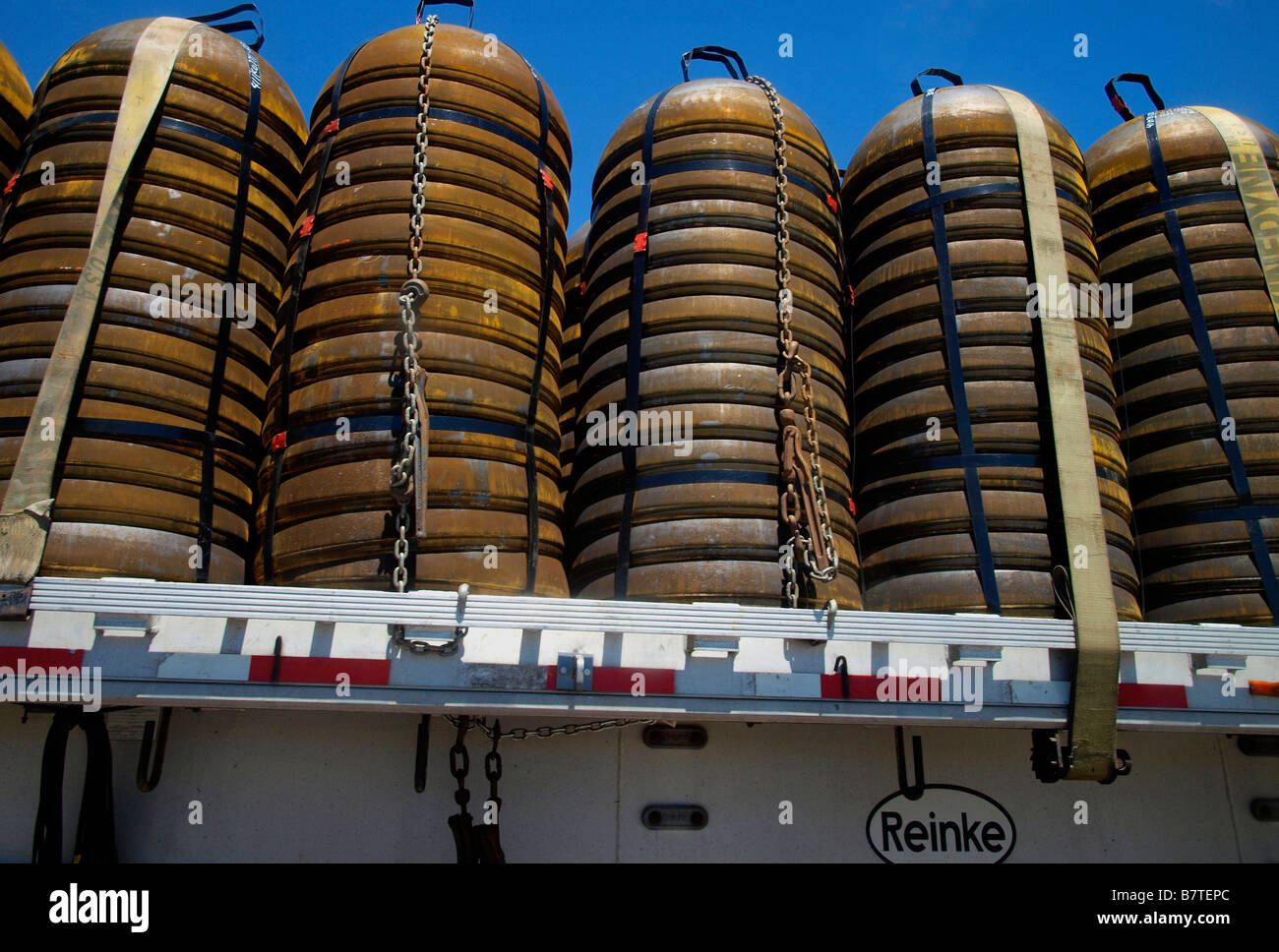 De nombreuses piles de hémisphères (demi sphères en acier) sur un camion à plateau pour le transport et la livraison de marchandises. Banque D'Images