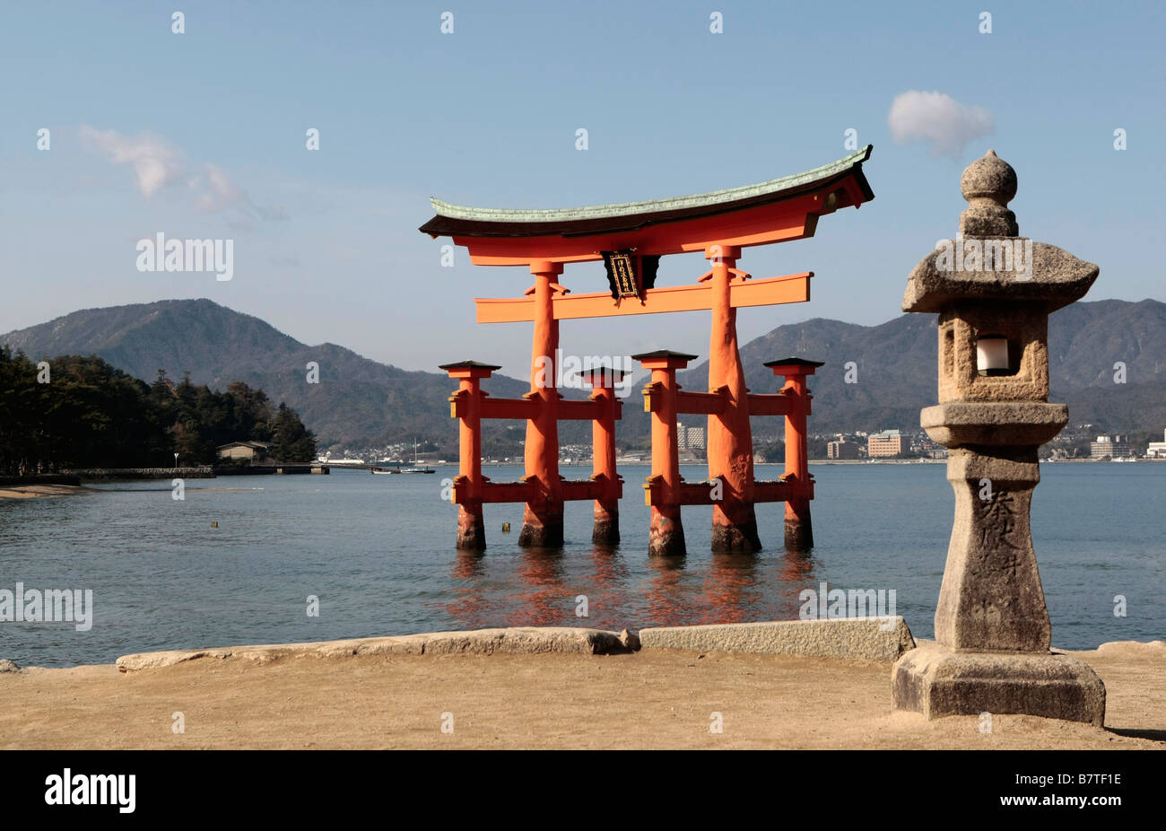 Le Torii flottant d'Itsukushima à sur l'île de Miyajima, Japon. Banque D'Images