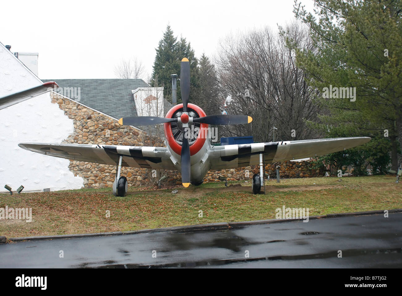 La DEUXIÈME GUERRE MONDIALE avion de chasse à l'extérieur d'une maison de ferme Banque D'Images