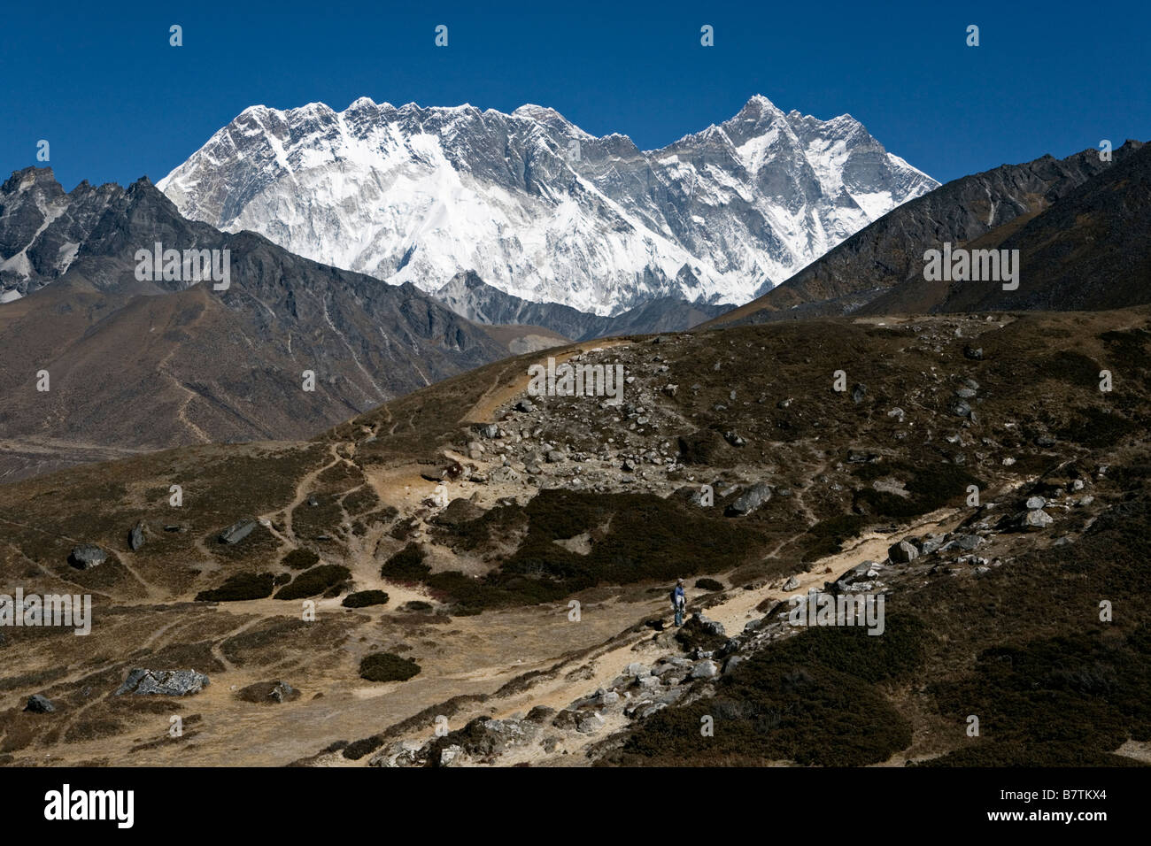 Majestueux des montagnes les plus hautes du monde comme vu l'Everest — free download