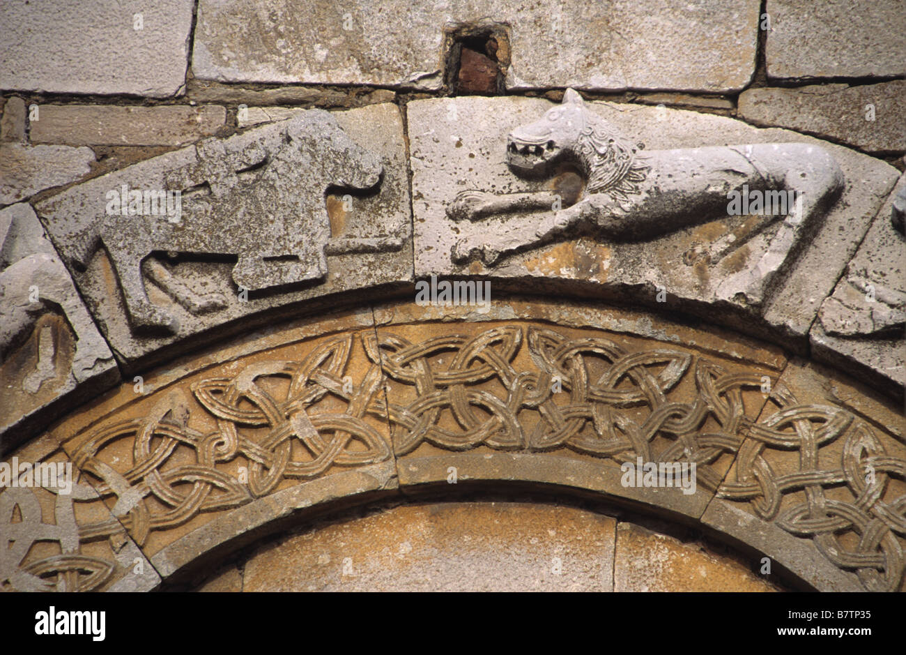 Sculptures sur pierre des animaux y compris un cheval avec une croix, cathédrale romane de la Canonica (1119), Mariana, Corse, France Banque D'Images