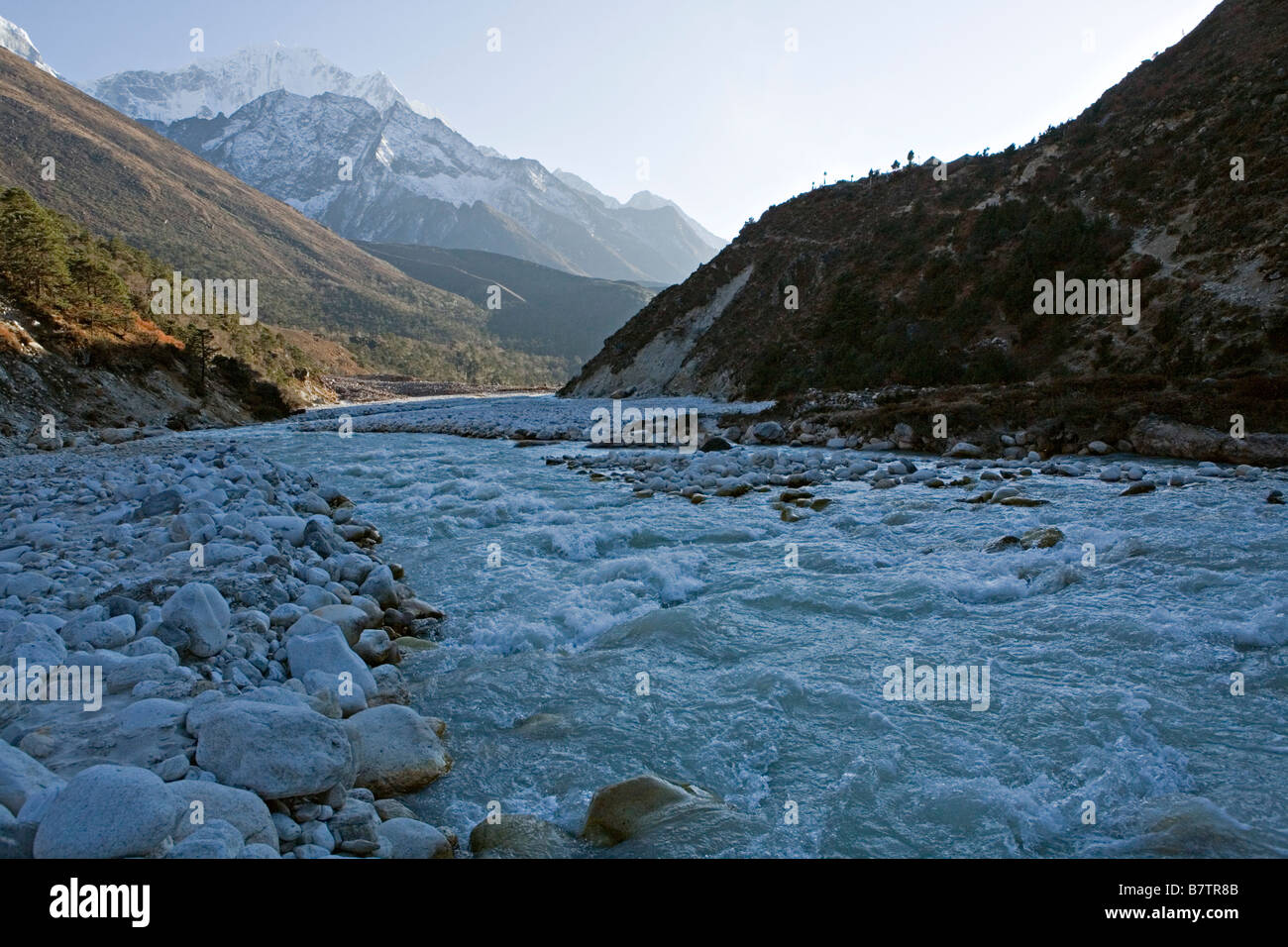 Pittoresque de la rivière Imja à Pangboche environs dans la vallée de l'Everest Parc national de Sagarmatha au Népal région de Khumbu Solo Banque D'Images Pittoresque de la rivière Imja à Pangboche environs dans la vallée de l'Everest Parc national de Sagarmatha au Népal région de Khumbu Solo Banque D'Images