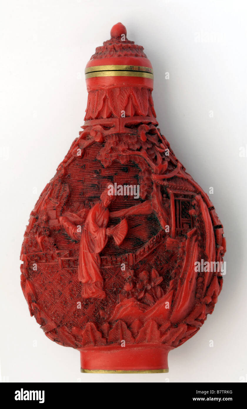 Cinabre chinois antique snuff bottle de sculptures de femme et les paysages Banque D'Images