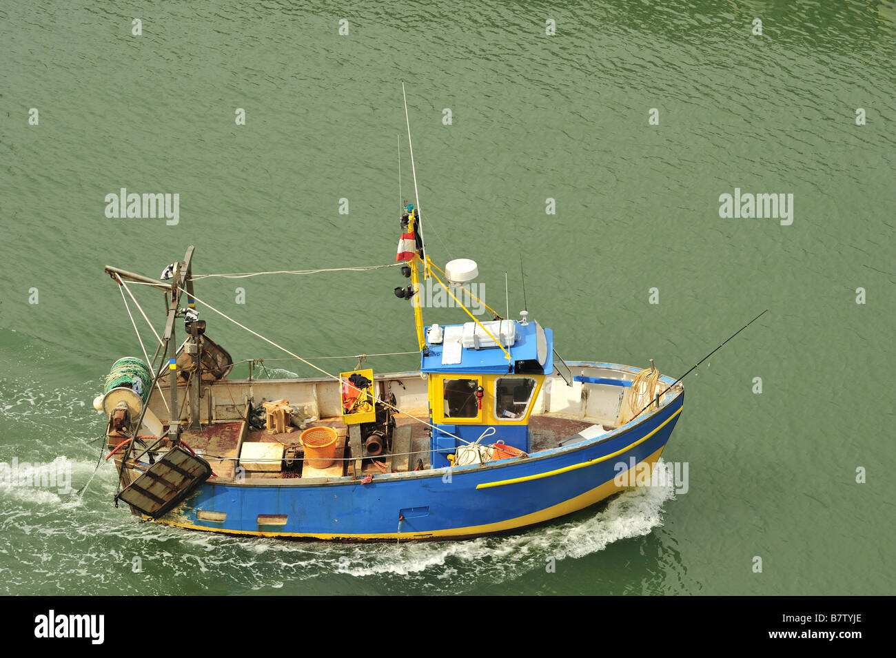 Un petit bateau de pêche de retourner à Harbour Banque D'Images