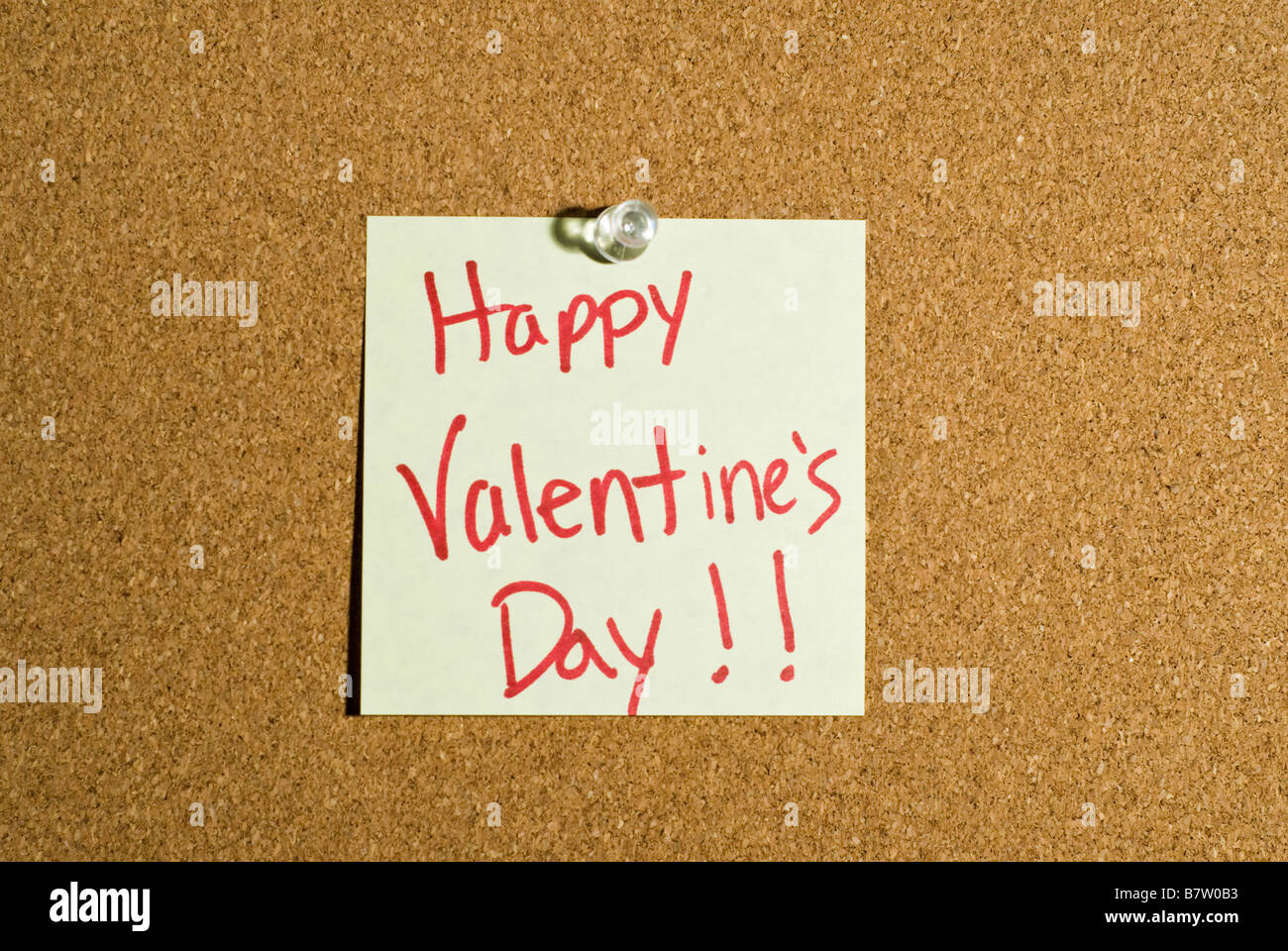 Post-it ou mémo sur un panneau de liège qui dit Bonne Saint-Valentin ! Banque D'Images