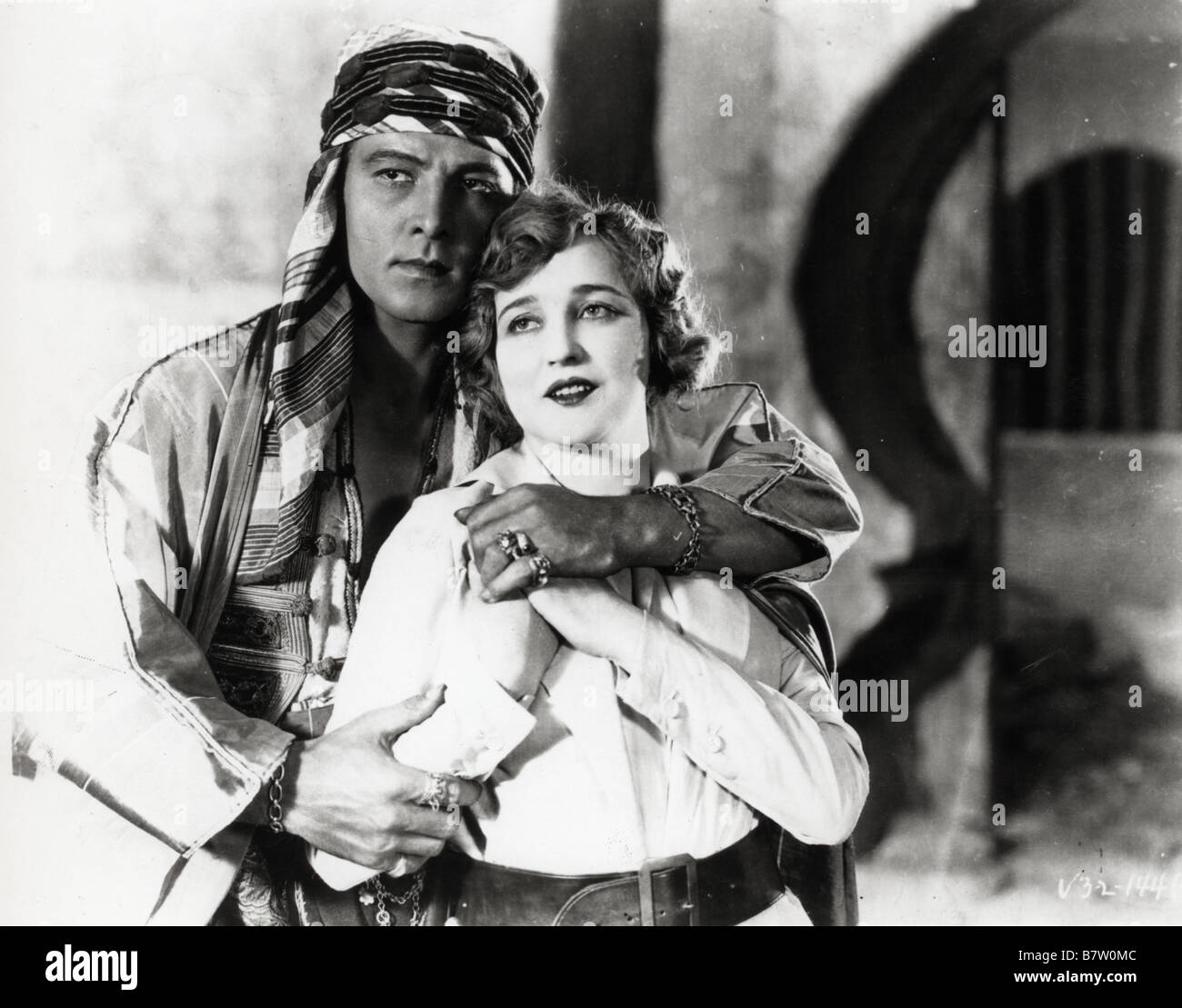 Le Cheik Année : 1921 USA Rudolph Valentino, Agnes Ayres Réalisateur : George Melford Banque D'Images
