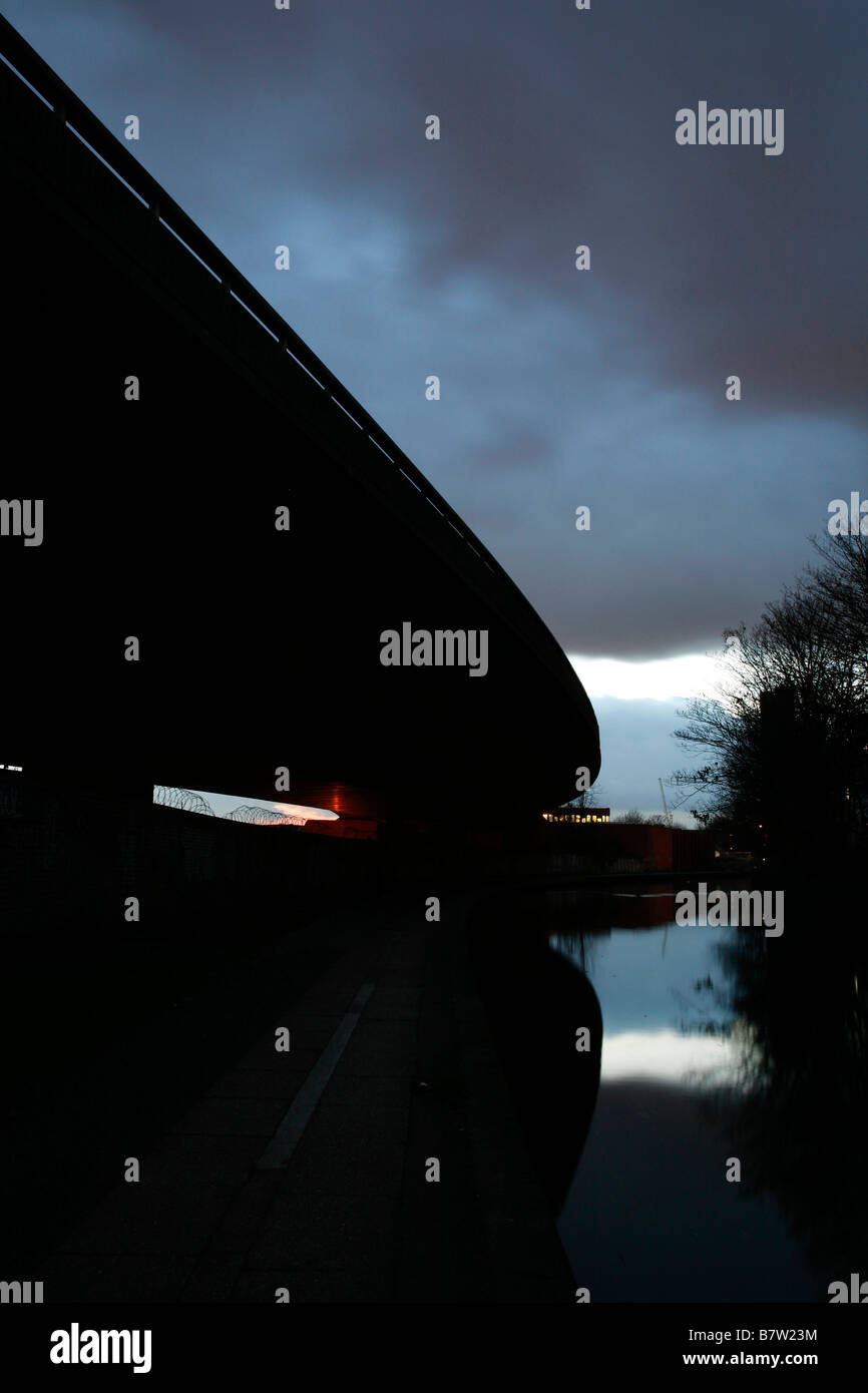 Le Westway qui pèse sur le Grand Union Canal à Westbourne Green, Londres Banque D'Images