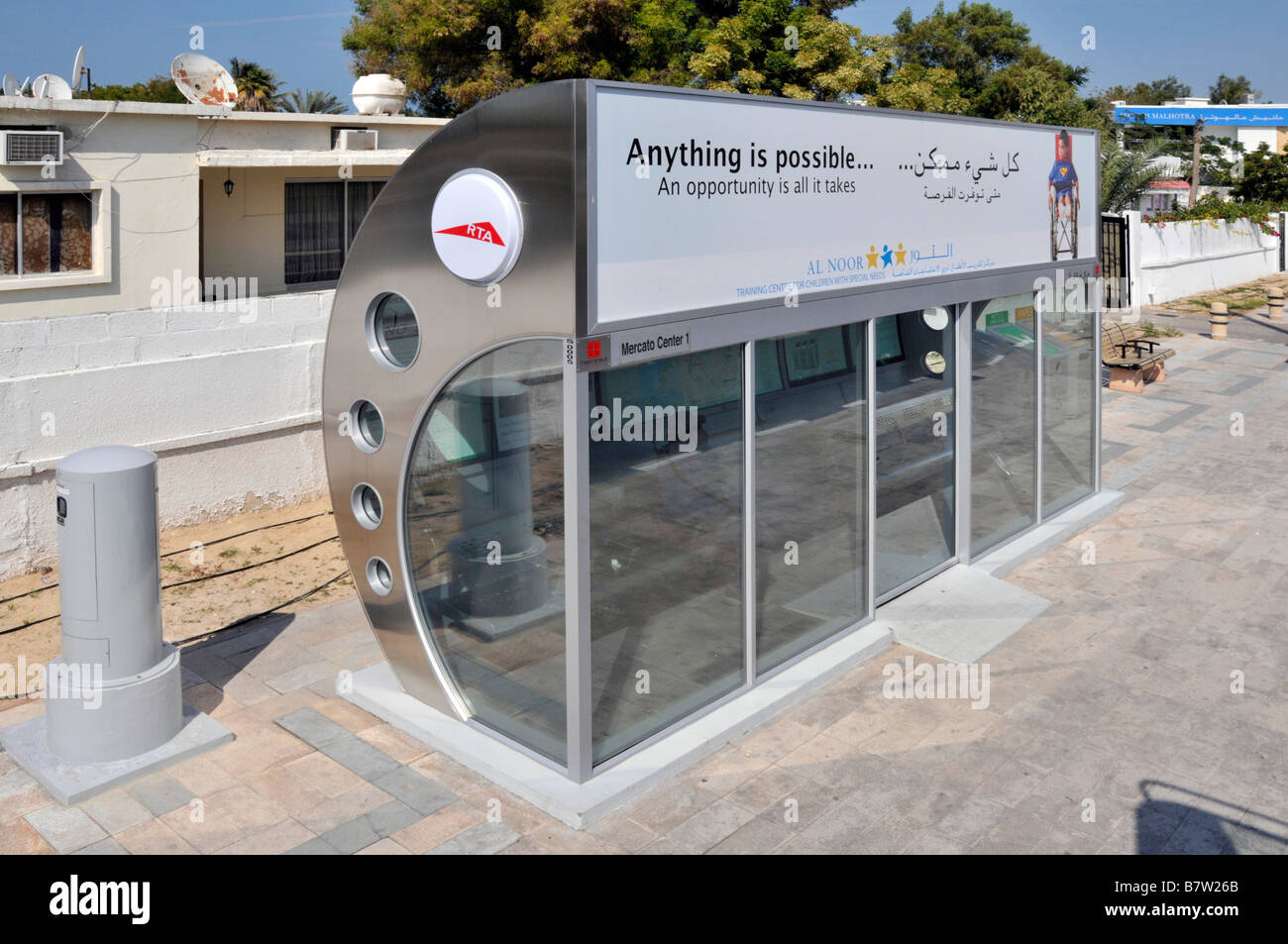 Dubai bus climatisé avec abri panneau publicitaire bilingue Banque D'Images
