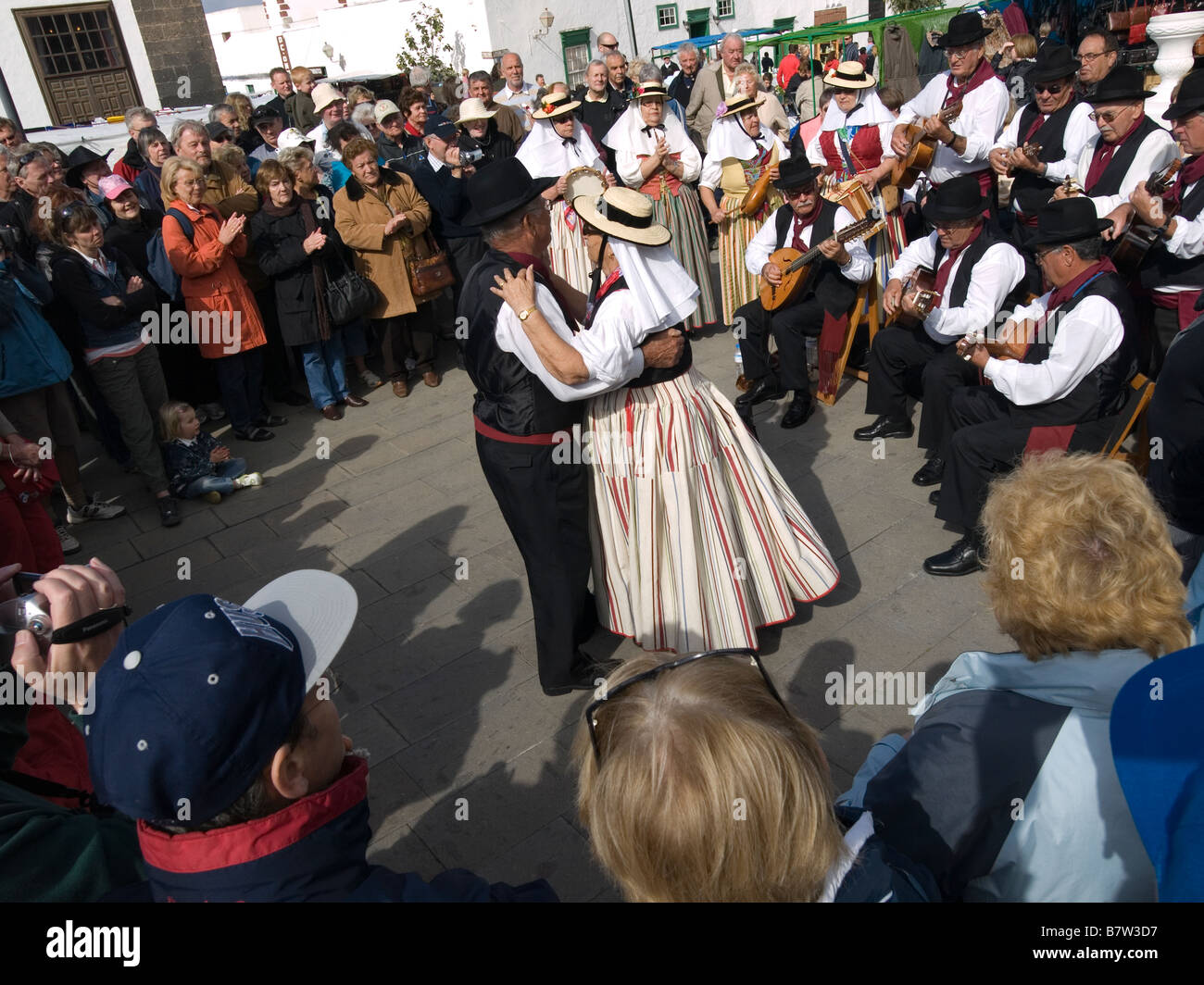 Une démonstration de danses folkloriques traditionnelles au marché du dimanche de Teguise Lanzarote la plus grande dans les îles Canaries Banque D'Images