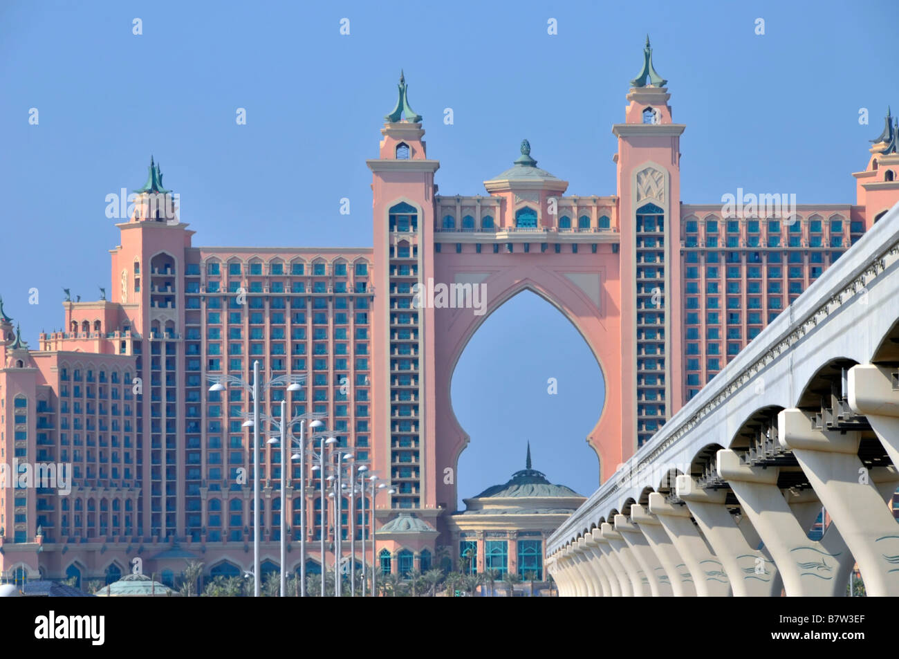 Dubai Palm Hotel Atlantis resort complexe et frais généraux monorail voie de chemin de fer qui reliera dans de nouveaux trains de métro Banque D'Images