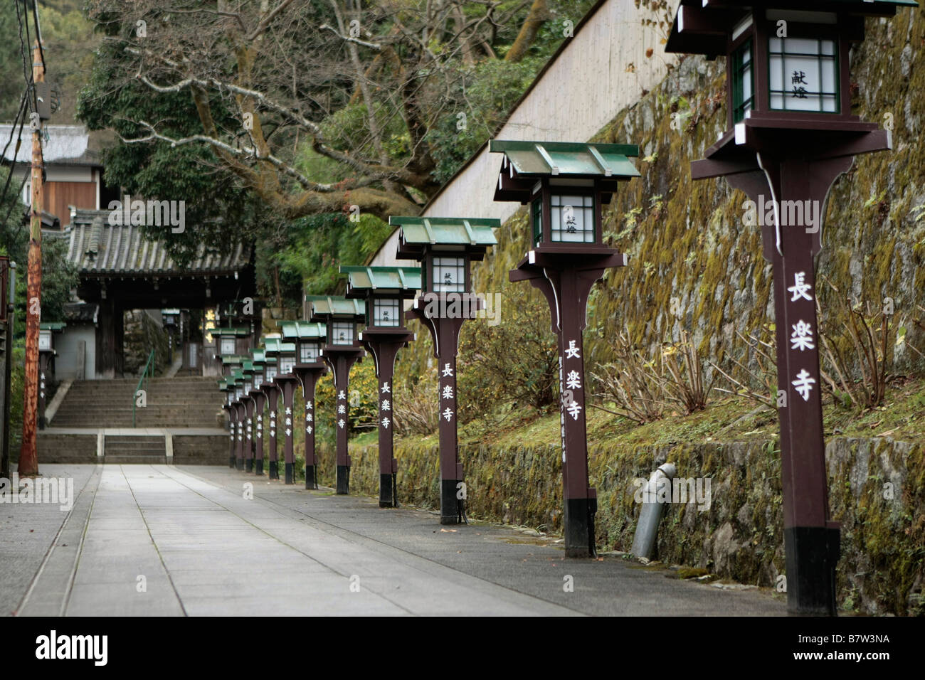 Lampes traditionnelles line la voie vers un temple de Kyoto, Japon. Banque D'Images