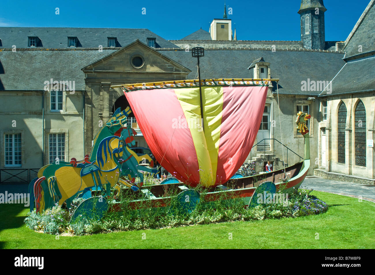 Modèle d'un bateau Norman à l'extérieur du hall immobilier la tapisserie de Bayeux Normandie France Banque D'Images